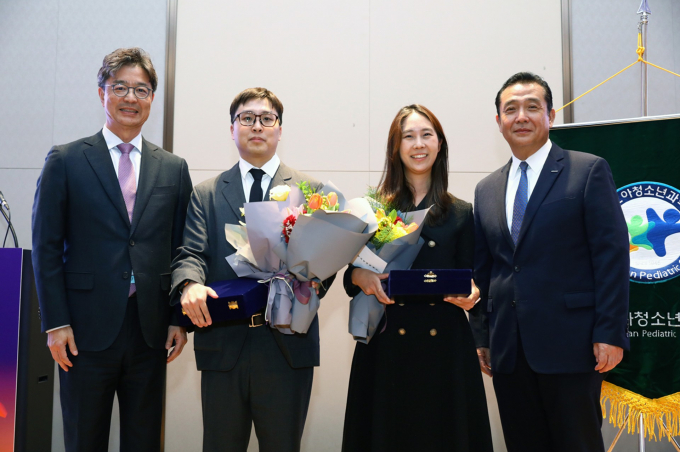  ‘2025 두산연강 소아청소년과 학술상’ 시상식에서 참석자들이 기념촬영을 하고 있다. 김한석 대한소아청소년과학회 이사장, 서은섭 지니너스 책임연구원, 이다혜 중앙대학교병원 조교수, 이원재 두산연강재단 대표이사. /사진=두산