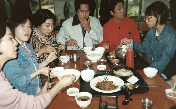 tvN 드라마 '응답하라 1988' 배우들이 10주년 기념 MT를 위해 한자리에 모였다. 사진은 10주년 MT를 위해 모인 tvN 응답하라1988 출연진들 모습. /사진=십오야 인스타그램
