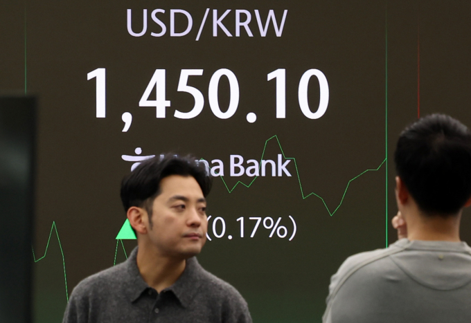 원달러 환율이 장중 1450원을 돌파했다. 미국 고용 둔화 우려에 안전자산 선호도가 높아졌기 때문으로 보인다. /사진=뉴시스