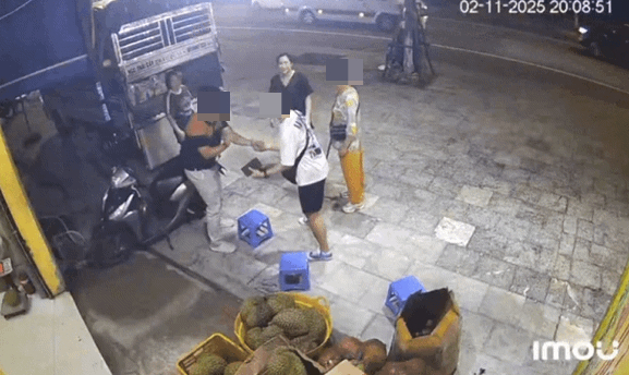 베트남에 여행을 갔다가 실종된 한국인 모친을 베트남 현지 상인 도움으로 찾았다는 사연이 공개됐다. 사진은 한국인 관광객과 도움을 준 현지 상인의 모습. /사진=베트남.vn 영상 캡처
