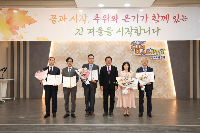 7일 김해시청에서 열린 우수기업 인증 수여식에서 (왼쪽부터) 정석주 동은정공(주) 대표, 손우영 에이치엘비오션테크(주) 부사장, 안명환 (주)유주케어 대표, 홍태용 김해시장, 환재리 제이엘팩 대표, 이상연 케이피항공산업(주) 상무가 기념촬영을 하고 있다./사진=김해시