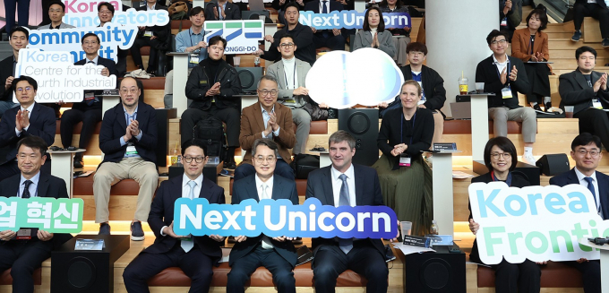 7일 오전 성남 글로벌비즈센터에서 열린 한국 혁신 스타트업  서밋에서 김동연 경기도지사(앞줄 왼쪽에서 세 번째)가 참석자들과 기념촬영을 하고 있다. /사진제공=경기도 