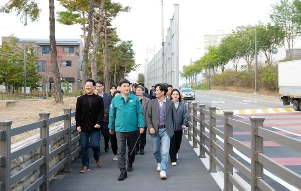  방세환 경기 광주시장이 태전보도육교 인근 보행자들이 반대편 계단으로 우회하거나 엘리베이터 이용을 위해 대기해야 하는 불편을 겪었던 태전동 일원 현장을 직접 찾아 상황을 점검하고 있다. /사진제공=광주시