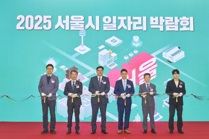 6일 장학재단 관계자 등이 서울시 일자리 박람회에서 테이프 컷팅을 하고 있다./사진제공=한국장학재단