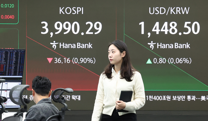 7일 코스피가 외국인과 기관의 매도세에 하락 중이다. 사진은 이날 오전 서울 중구 하나은행 딜링룸 전광판. /사진=뉴스1