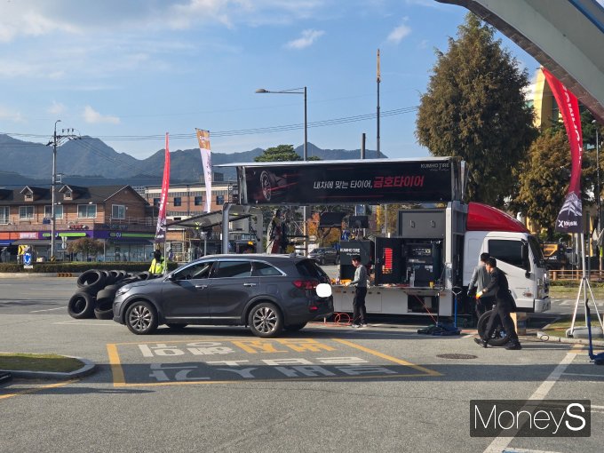 금호타이어는 지난 4일 곡성 기차마을시장 주차장에서 타이어 무상점검 행사를 실시했다. /사진제공=금호타이어 