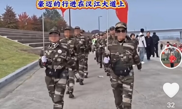 중국인 100여명이 한강 공원에서 군복 차림으로 행진하는 모습이 포착돼 논란이 일었다. 사진은 100여명의 중국인들이 중국 군가에 맞춰 한강 공원에서 행진하는 모습. /사진=온라인커뮤니티 캡처
