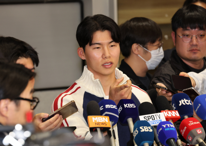 한국인 야수 최초로 월드시리즈 우승을 차지한 김혜성이 빚투 논란에 휩싸였다. 사진은 지난 6일 인천국제공항에서 귀국 중인 김혜성. /사진=뉴시스