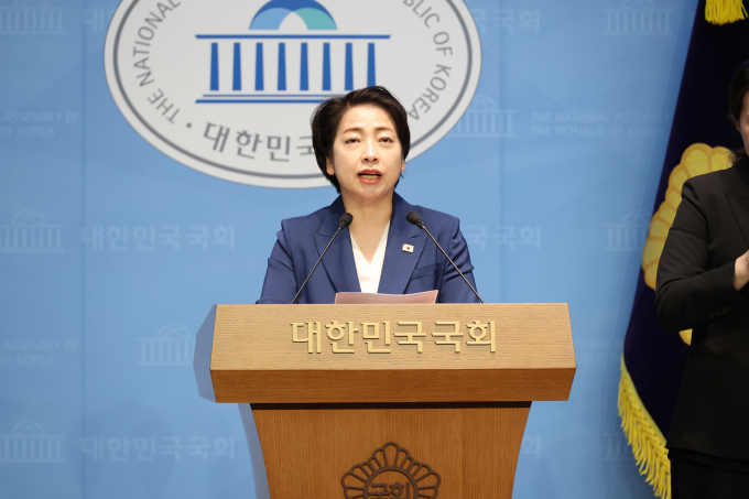 황정아 의원(더불어민주당·대전 유성구을)은 7일 소형모듈원자로(SMR) 등 새로운 원자로 설계에 대해 본격적인 인허가 신청 전 단계에서 안전규제 기관의 사전검토를 허용하는 '원자력안전법 일부개정법률안'을 대표 발의했다. 사진은 발언하는 황 의원의 모습. /사진=황정아 의원실 제공