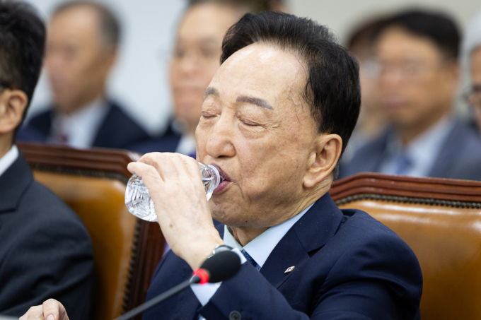 김철수 대한적십자사 회장이 인종차별 발언 논란과 관련해 적십자사 내부 간부들에게 사의를 표명한 것으로 알려졌다. 사진은 지난달 22일 김철수 대한적십자사 회장이 서울 여의도 국회에서 열린 보건복지위원회의 한국보건산업진흥원 등에 대한 국정감사에 출석해 물을 마시고 있는 모습. /사진=뉴스1