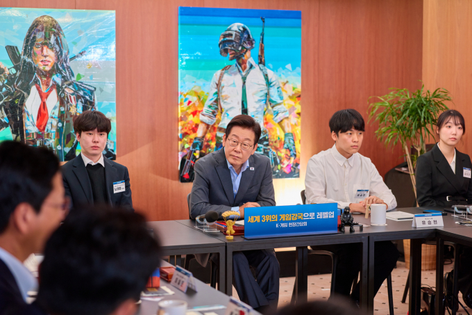 이재명 대통령이 7일 오후 대전 국립중앙과학관에서 이공계 대학생·대학원생 등 과학기술 인재들을 만나 의견을 청취한다. 사진은 지난달 15일 이재명 대통령이 서울 성동구 펍지 성수에서 열린 K-게임 현장 간담회에서 참석자의 발언을 듣고 있는 모습. /사진=뉴스1(대통령실 제공)