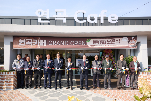 6일 양주시 연곡2리에 위치한 연곡카페 개소식에서 참석자들이 기념촬영을 하고 있다. / 사진제공=양주시
