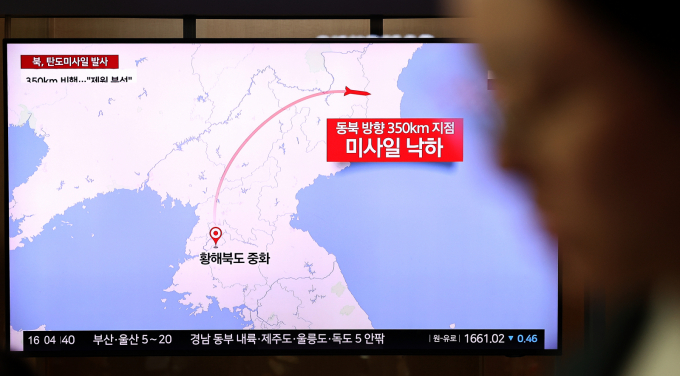 국가안보실이 북한의 탄도미사일 발사 상황을 이재명 대통령에게 즉시 보고하고 관계기관과 함께 '긴급안보상황점검회의'를 개최했다. 사진은 지난달 22일 서울 중구 서울역에서 시민들이 탄도미사일 시험 발사 관련 뉴스를 시청하고 있는 모습. /사진=뉴스1
