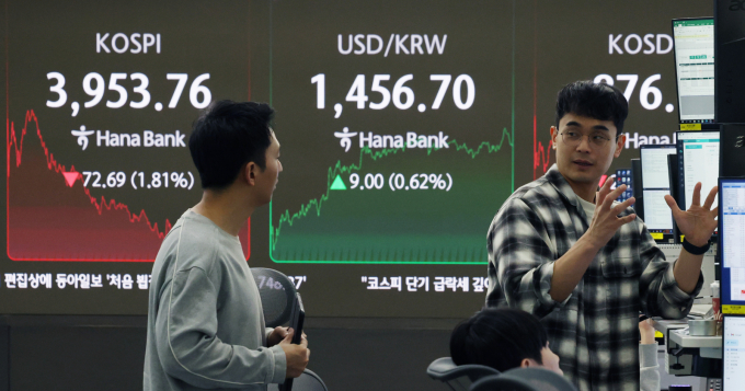 울 중구 하나은행 딜링룸에서 딜러들이 업무를 보고 있다./사진=뉴시