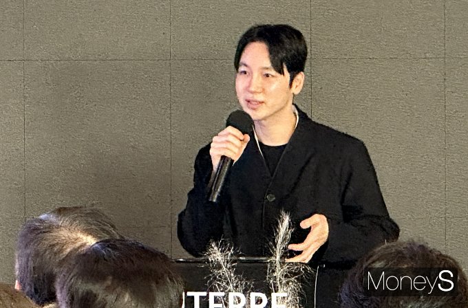 양태오 작가가 7일 오후 서울 강남구 청담동 레스파스에트나 청담에서 포스코이앤씨 신규 인테리어 상품 아틀리에 에디션 디자인 설명하고 있다. /사진=장동규 기자