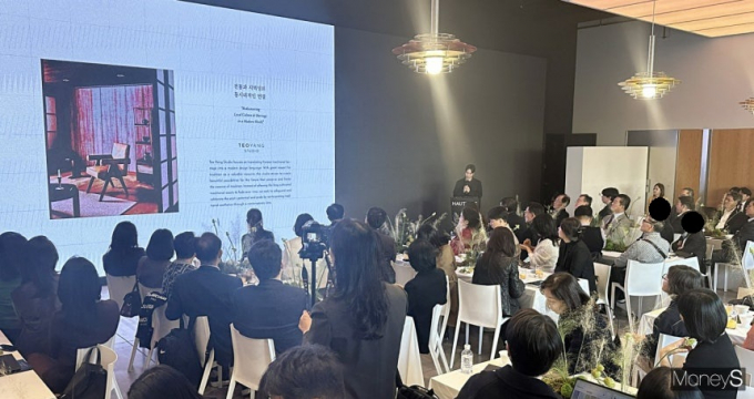 양태오 작가가 7일 오후 서울 강남구 청담동 레스파스에트나 청담에서 포스코이앤씨의 신규 인테리어 상품 아틀리에 에디션을 설명하고 있다. /사진=장동규 기자