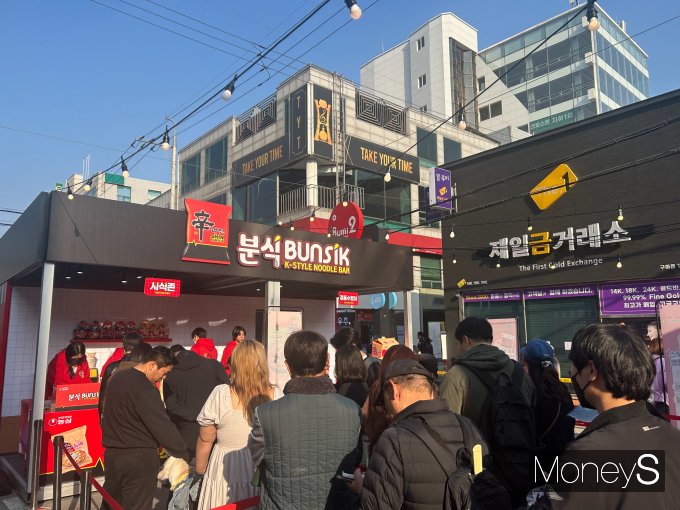 농심은 구미라면축제에서 출시를 앞둔 신라면 김치볶음면의 시식행사를 진행했다. /사진=고현솔 기자