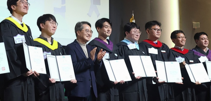 김동연 경기도지사(왼쪽에서 세 번쨰)가 8일 수원컨벤션센터에서 열린 '경기도 아빠스쿨' 졸업식에서 아빠 졸업생들과 기념촬영하고 있다. /사진제공=경기도