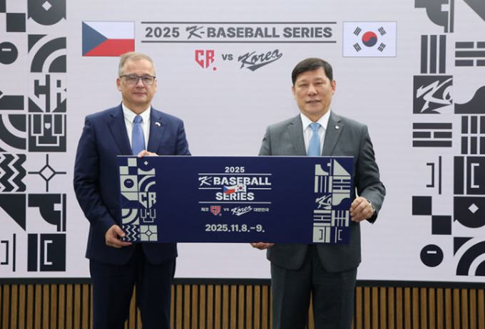 허구연 KBO 총재와 이반 얀차렉 주한체코대사가 8일 서울 구로구 고척스카이돔에서 열리는 2025 K-베이스볼 시리즈 체코와의 평가전 1차전 시구자로 나선다. 사진은 지난 7월28일 허구연 KBO 총재(오른쪽)와 이반 얀차렉 주한체코대사가 기념촬영을 하고 있는 모습. /사진=뉴시스(KBP 제공)