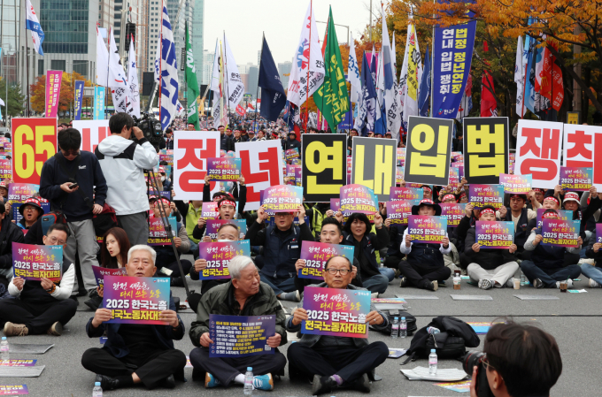 지난 8일 오후 서울 영등포구 여의대로에서 2025 한국노총 전국노동자대회가 열려 참석자들이 구호를 외치고 있다. /사진=뉴시스 이영환 기자