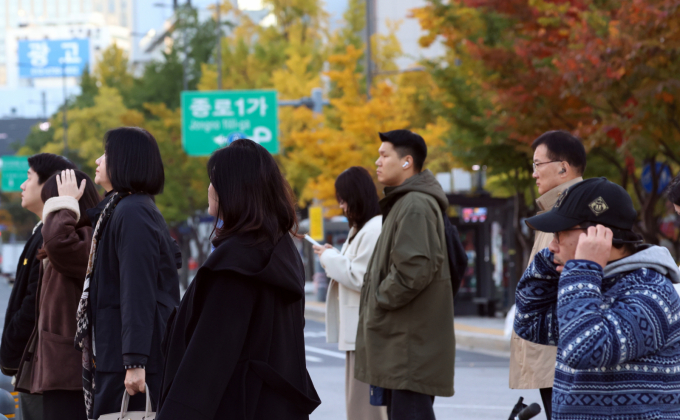 지난 3일 오전 전국의 기온이 영하권으로 떨어지며 출근길 추위가 찾아온 가운데 서울 광화문에서 시민들이 움츠린 채 이동하고 있다. /사진=뉴스1 김명섭 기자