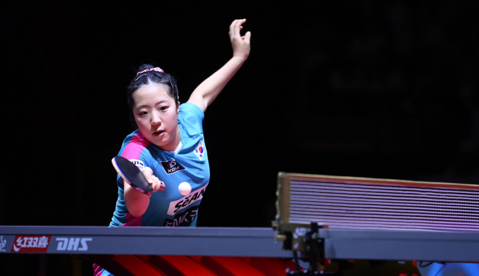 신유빈이 지난 5월22일(현지시각) 카타르 도하 루사일 아레나에서 열린 2025 국제탁구연맹(ITTF) 세계선수권대회 여자단식 16강에 출전해 중국 쑨잉사와 경기하고 있다. /사진=도하(카타르)=뉴시스 류현주 기자(사진공동취재단) 