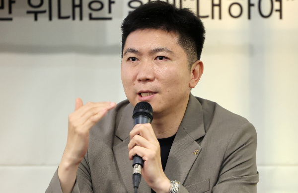 유승민 대한체육회장이 학생 운동선수에 대한 이중잣대를 비판했다. 사진은 유 회장이 지난 7월2일 오후 서울 중구 정동 카페 산 다미아노에서 열린 에세이 ‘원 모어: 모든 반전에는 이유가 있다’ 출간 기념 기자간담회에 참석해 취재진 질문에 답변하고 있는 모습. /사진=뉴스1
