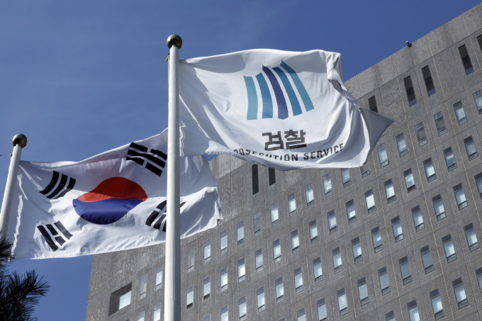 대장동 개발 비리 사건 수사팀이 검찰 수뇌부의 '항소 금지' 지시로 항소를 포기해 정진우 서울중앙지검장이 사의 표명하는 등 파장이 거세지고 있다. 9일 오후 서울 서초구 서초동 서울중앙지방검찰청 앞에 설치된 태극기와 검찰기가 바람에 나부끼고 있다. /사진=뉴스1 박정호 기자