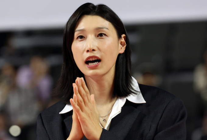 김연경이 지난 10월18일 인천 부평구 삼산월드체육관에서 열린 프로배구 진에어 2025-2026 V리그 여자부 흥국생명과 정관장의 개막 경기 후 은퇴식에서 팬들에게 인사하고 있다. /사진=인천 뉴스1 김명섭 기자