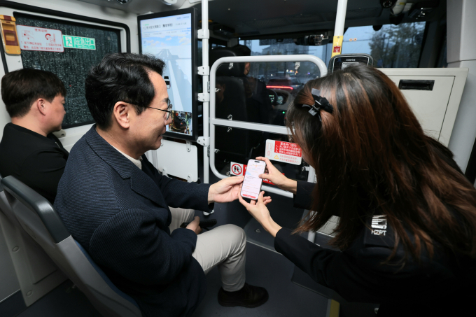 정명근화성특례시장이 항저우시 공공교통 유한회사를 방문하여 자율주행 시스템을 체험하고 있다. /사진제공=화성특레시