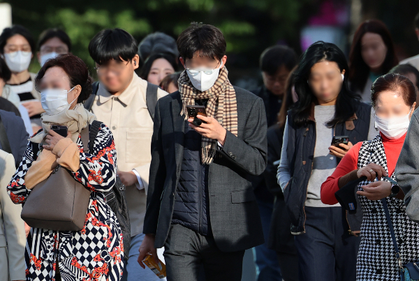 월요일 아침 최저기온이 0도까지 떨어져 춥겠다. 사진은 서울의 최저 기온이 4.8도를 기록하는 등 때이른 초겨울 추위가 기승을 부린 지난달 21일 오전 서울 광화문에서 시민들이 몸을 움츠린 채 출근길 발걸음을 재촉하고 있는 모습. /사진=뉴스1