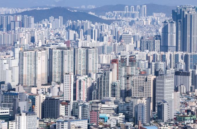 지난 9월 신고된 서울 아파트 매매거래(6796건)의 36.7%를 30대가 매수했다. 사진은 서울 남산에서 바라본 아파트 단지 모습. /사진=뉴스1 이호윤 기자