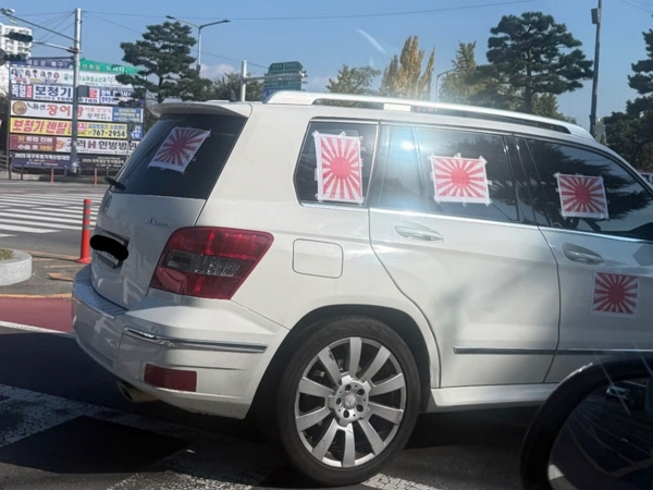 대구 도심에서 욱일기를 붙인 벤츠 SUV가 포착돼 누리꾼들이 분노했다. 사진은 욱일기를 부착한 흰색 벤츠 SUV의 모습. /사진=보배드림 인스타그램 캡처