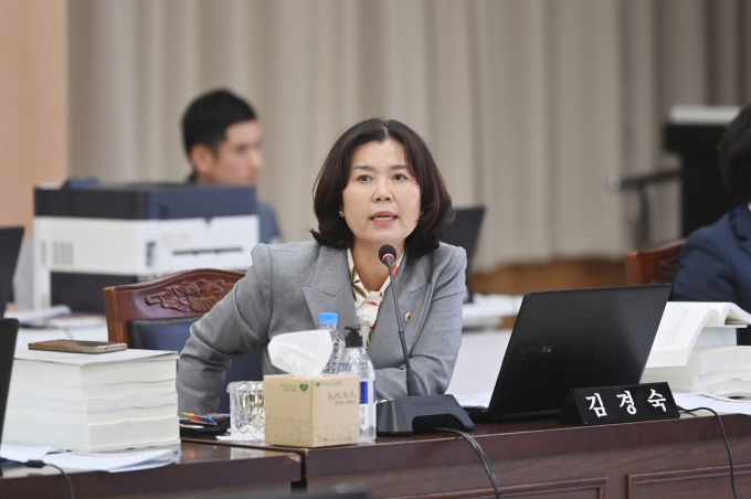 김경숙 경북도의원이 교육위원회 행정사무감사에서 관급자재의 특정업체 쏠림으로 공정경쟁이 훼손되고 있다고 지적하고 있다./사진제공=경북도의회