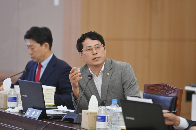 윤종호 경북도의원이 경상북도교육청 행정사무감사에서 메타버스 교육사업의 실효성 문제를 지적하고 있다./사진제공=경북도의회