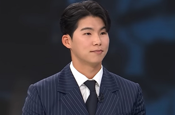 부친 빚투 논란에 시달리고 있는 야구선수 김혜성이 JTBC '뉴스룸'에 출연한 영상이 화제다. 사진은 인터뷰에 응하는 김혜성의 모습. /사진=JTBC '뉴스룸'