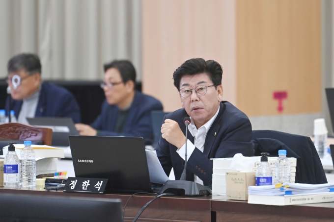 정한석 경북도의원(사진)이 경상북도교육청 행정사무감사에서 직장 내 괴롭힘 사안처리 매뉴얼 부재를 지적하고 있다./사진제공=경상북도의회