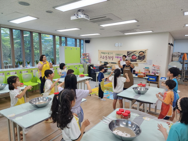 성남 분당구 판교종합사회복지관에 있는 초등생 돌봄시설인 다함께돌봄센터 운영 모습. /사진제공=성남시