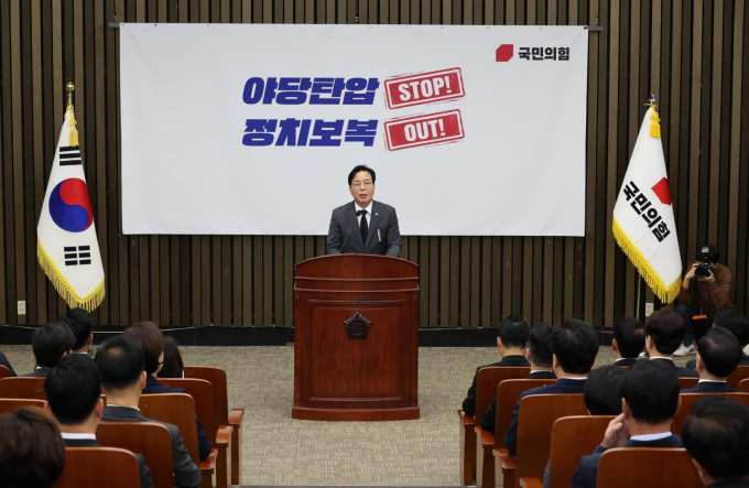 국민의힘이 10일 서울 여의도 국회에서 당 의원총회를 열고 검찰의 대장동 사건 항소 포기 등 대책과 관련해 머리를 맞댄다. 사진은 지난 4일 송언석 국민의힘 원내대표가 서울 여의도 국회에서 열린 의원총회에서 발언을 하고 있는 모습. /사진=뉴시스