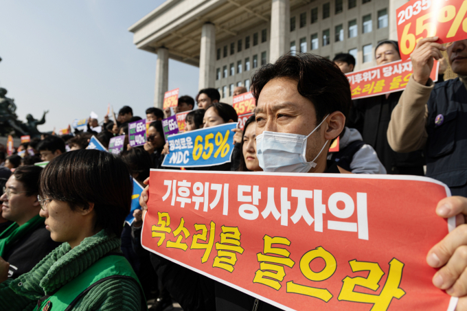 한국의 2035년 국가온실가스감축목표(NDC)가 2018년 대비 '50~60%' 또는 '53~60%' 감축하는 두가지 안으로 압축된 가운데 정부와 여당인 더불어민주당은 지난 9일 2018년 대비 53~61% 감축하는 것으로 최종 의견을 모았다.  사진은 지난 6일 서울 여의도 국회 본청 계단에서 열린 2035 온실가스 감축 목표 65%를 위한 시민집중행동 기자회견에서 참가자들이 온실가스 감축률 최소 65% 설정을 촉구하고 있는 모습. /사진=뉴시스