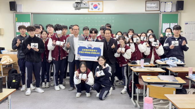남영규 고리원자력본부 대외협력처장(앞줄 왼쪽 세 번째)과 한동호 장안제일고 교장(앞줄 왼쪽 다섯 번째)이 학생들과 함께 기념 촬영을 하고 있다./사진=고리본부