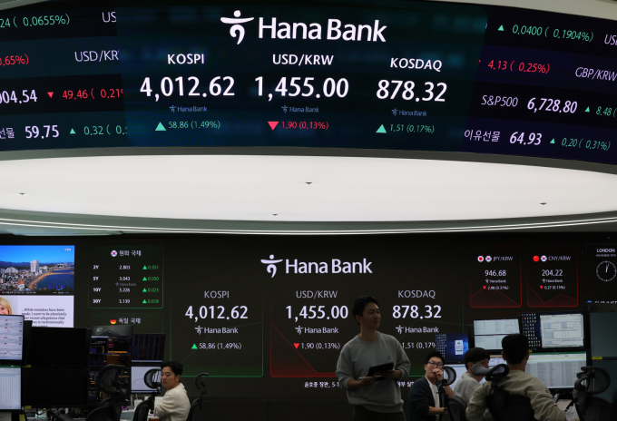 코스피 지수가 개장 초부터 강세를 보이면서 4000선 위로 올라섰다. 사진은 10일 오전 서울 중구 하나은행 딜링룸 전광판./사진=뉴시스