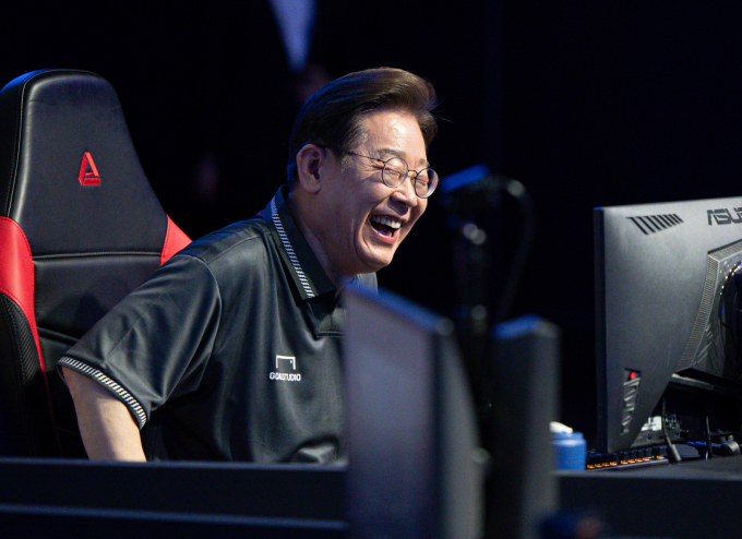이재명 대통령이 T1의 2025 리그 오브 레전드(LoL) 월드 챔피언십 우승을 축하했다. 사진은 지난 5월17일 이재명 당시 더불어민주당 대통령 후보가 광주 동구 광주이스포츠경기장에서 열린 'K-콘텐츠 e스포츠 LEVEL UP!' e스포츠 산업 현장간담회에서 게임 '리그오브레전드'를 체험하던 중 미소를 짓고 있는 모습./사진=뉴스1