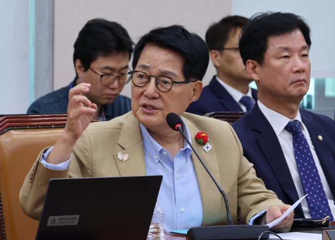 박지원 더불어민주당 의원이 10일 자시의 페이스북에 윤석열 전 대통령에게 지나치게 많은 영치금을 들어오고 있다며 혹 뇌물이 아닌지 수사할 것을 요구했다. 사진은 지난달 24일  박지원 더불어민주당 의원이 서울 여의도 국회에서 열린 법제사법위원회 국정감사에서 참석해 질의하는 모습. /사진=뉴시스
