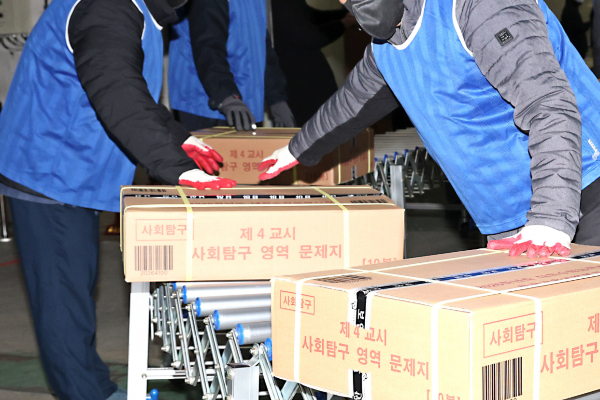 2026학년도 대학수학능력시험을 사흘 앞두고 전국 85개 시험지구에 수능 문제지와 답안지 등이 배송되고 있다. 사진은 10일 오전 세종시의 한 인쇄공장에서 관계자들이 수능 문제지와 답안지를 전국 시도 교육청으로 배부하기 위해 차로 옮기고 있는 모습. /사진=뉴스1