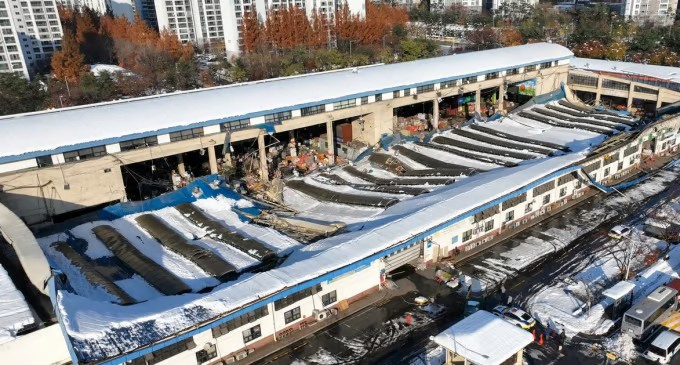 지난 겨울 기록적인 폭설로 지붕이 무너져 내린 경기 안양시 동안구 안양농수산물시장 모습. /사진=뉴스1