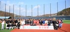  동두천시가 지난 9일 국민체육센터에서 제18회 동두천시장배 야구대회 개회식을 열고 단체사진을 찍고 있다. /사진제공=동두천시