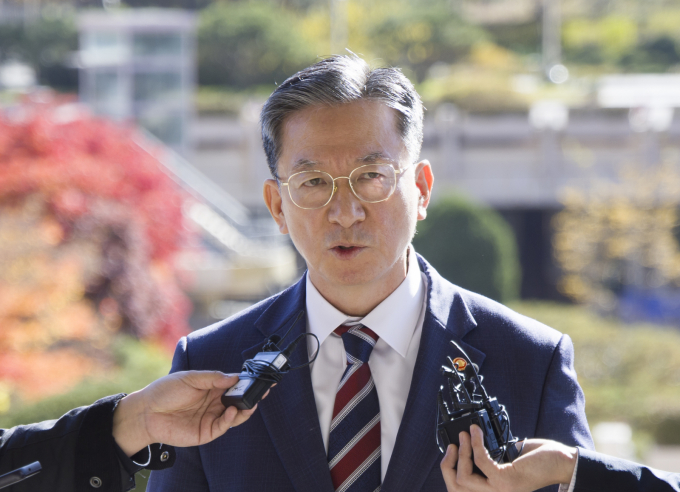 정성호 법무부 장관이 10일 경기 과천시 법무부 청사로 출근하면서 검찰의 '대장동 사건 항소 포기' 결정과 관련해 취재진 질문에 답하고 있다. /사진=뉴시스