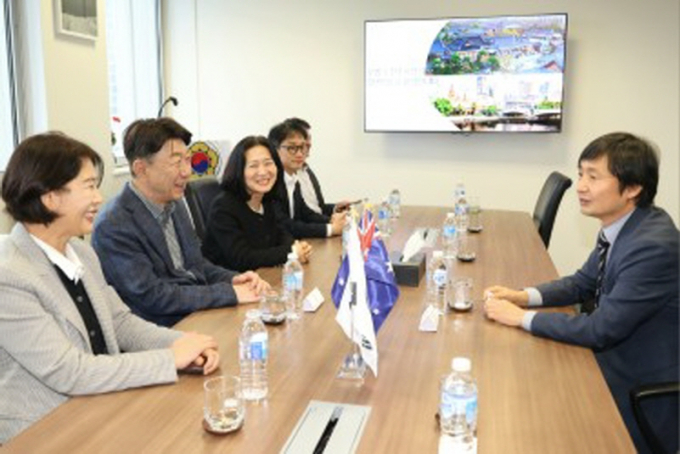 8일 멜버른 한인타운에서 우범기 전주시장(왼쪽 두번째)과 전주시 대표단이 오진관 멜번 총영사(오른쪽)와 간담회를 하고 있다./사진제공=전주시