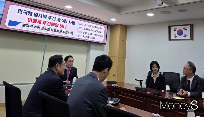 10일 서울 여의도 국회의원회관 제6간담회의실에서 열린 정책 세미나에서 (왼쪽부터) 임종득, 유용원, 최은석, 배현진, 안상훈 국민의힘 의원들이 의견을 나누고 있다./사진=김대영 기자